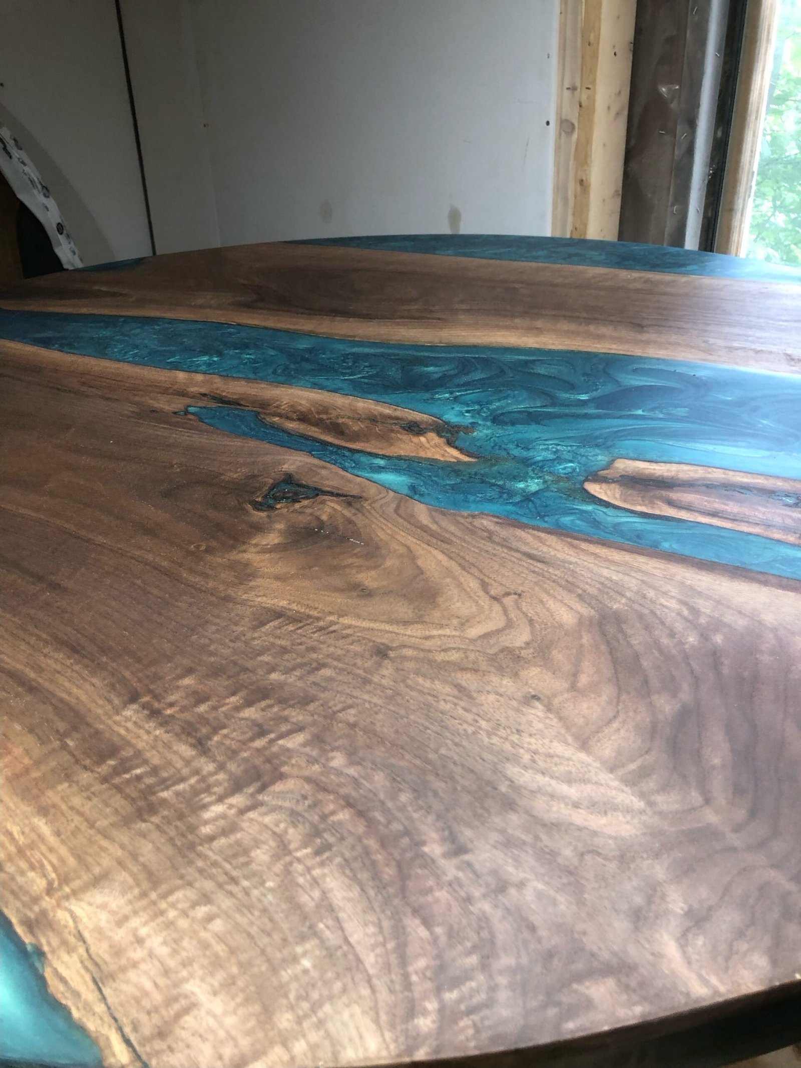 round-epoxy-resin-dining-table-walnut-canada Round epoxy resin dining table black walnut handcrafted Canada
