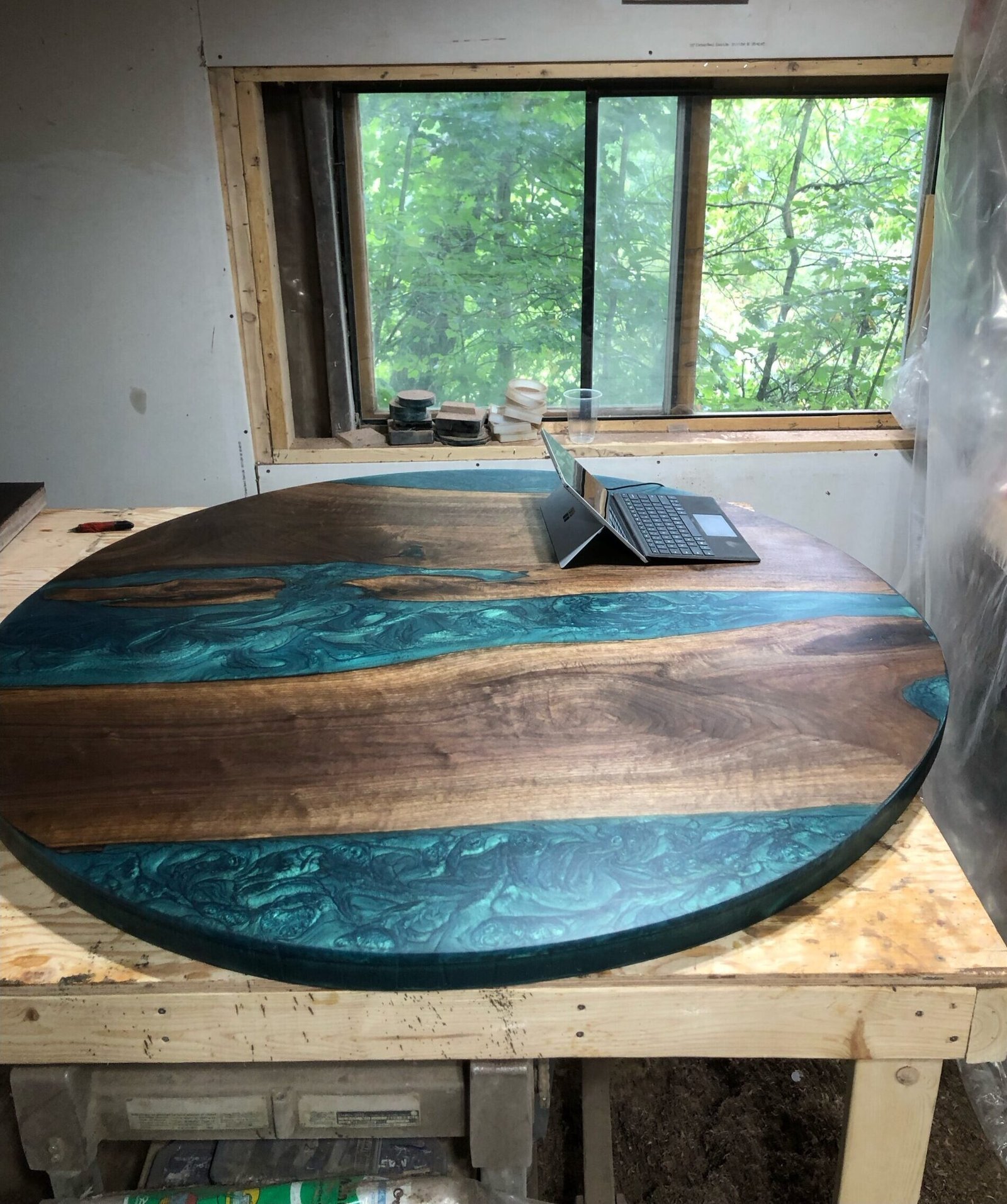 round-walnut-dining-table-epoxy-mica-powder-detail Round walnut dining table teal epoxy mica powder detail
