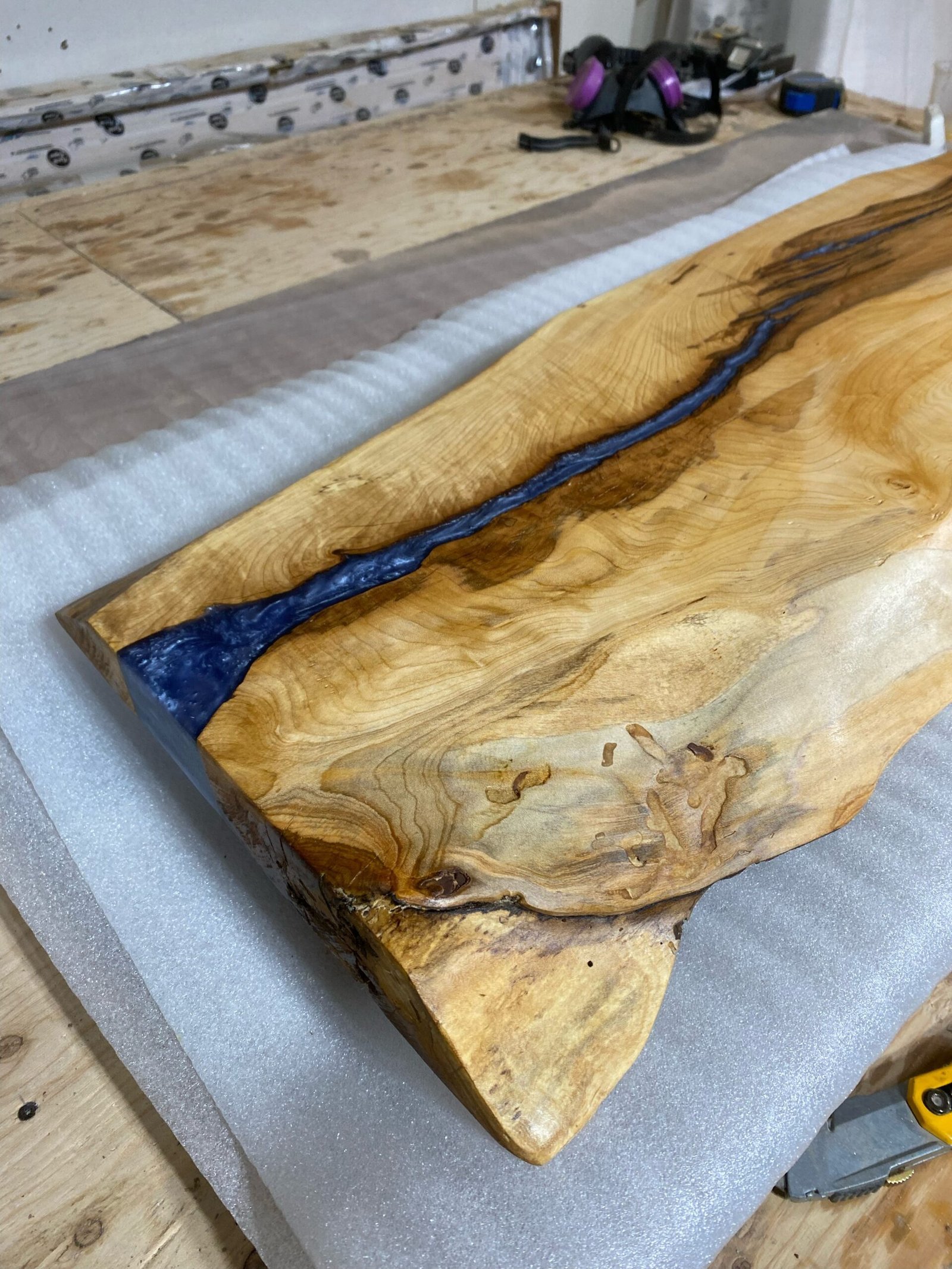 maple-epoxy-highlights-console-table-grain-detail Maple epoxy highlights console table natural grain and calcite blue detail