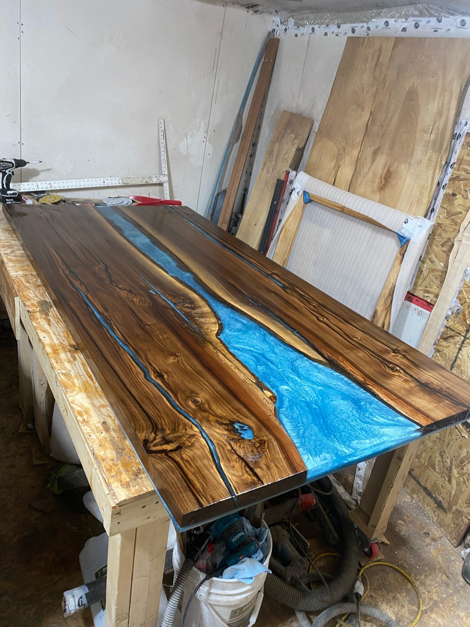 clear-top-teal-epoxy-river-walnut-dining-table-detail Clear top teal epoxy river detail black walnut dining table